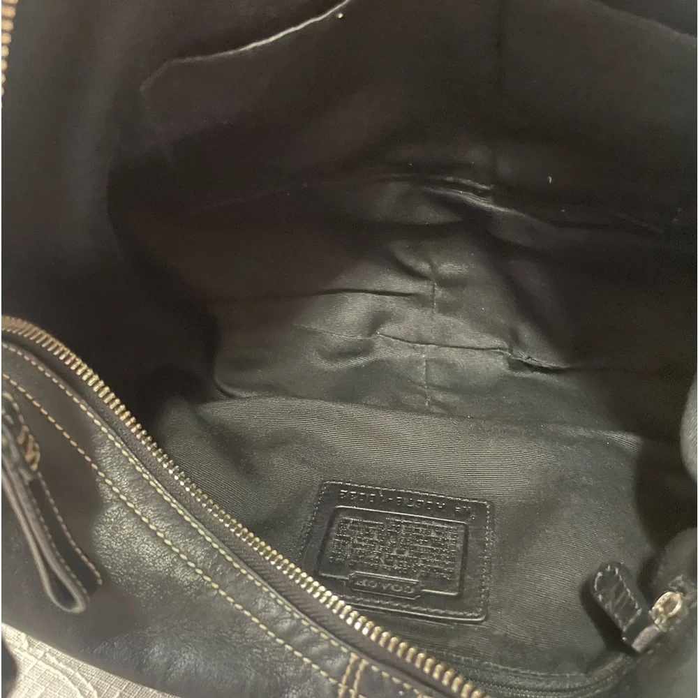 COACH Soho Hobo black leather bag chrome hardware zipper white topstitch detail - Picture 12 of 16